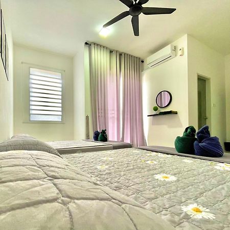 Hanan Homestay Klebang Ipoh With A View Of Mount Korbu, For Musl!M Only!! エクステリア 写真